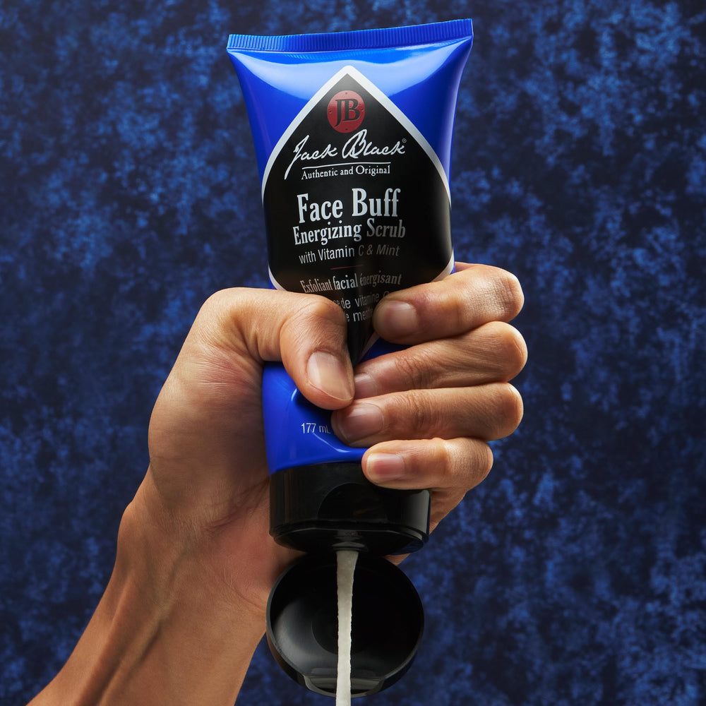 Face Buff Energizing Scrub, massage visage pour exfolier en douceur.