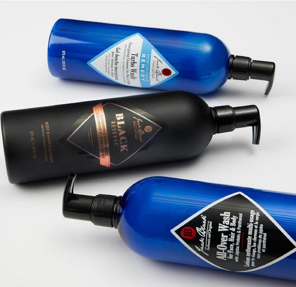Jack Black Nettoyant Tout-en-Un contenant algues marines pour hydratation.