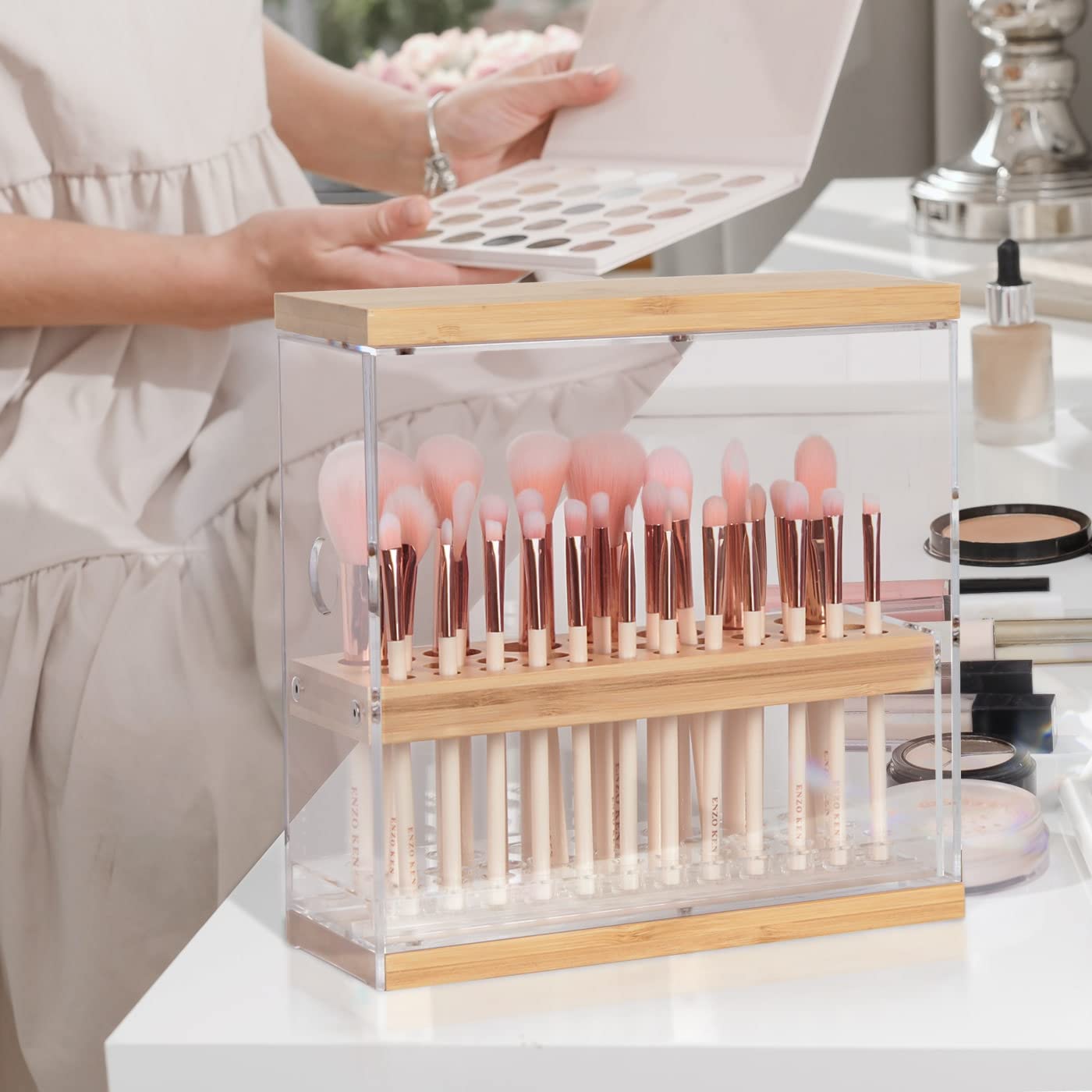 Idéal pour table de maquillage ou espace vendeur.