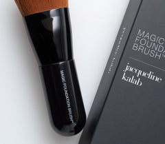 Pince base teint poudre Jacqueline Kalab, fini velouté et absorption minimale.