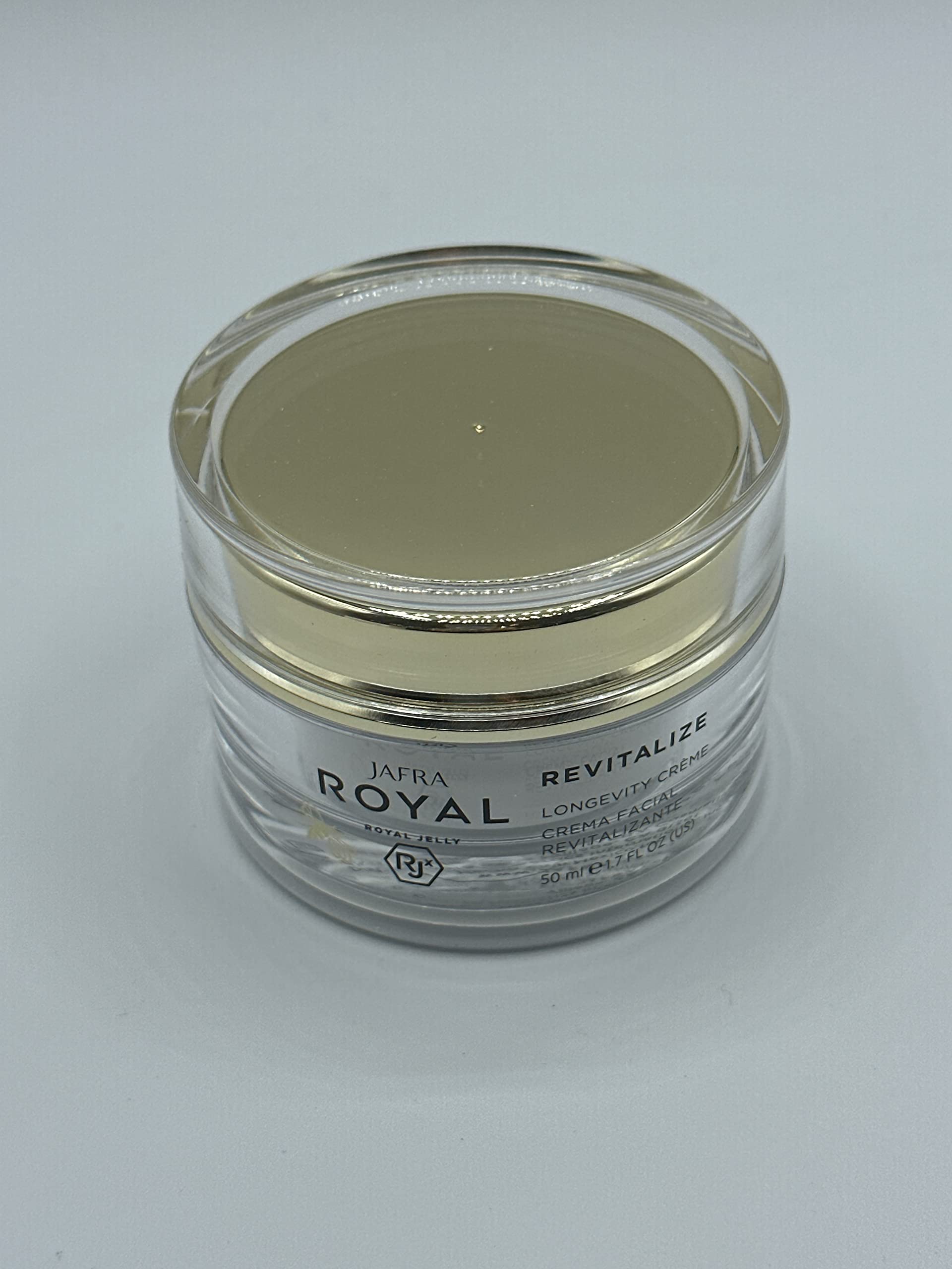JAFRA Royal Revitalize Crème – application quotidienne idéale avant le maquillage.