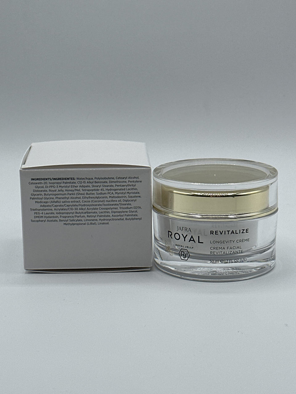 JAFRA Royal Revitalize Crème – texture onctueuse prête à pénétrer la peau.
