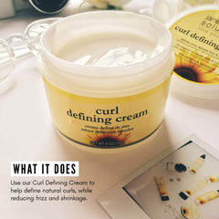 Texture légère offrant brillance et souplesse pour des boucles au quotidien.