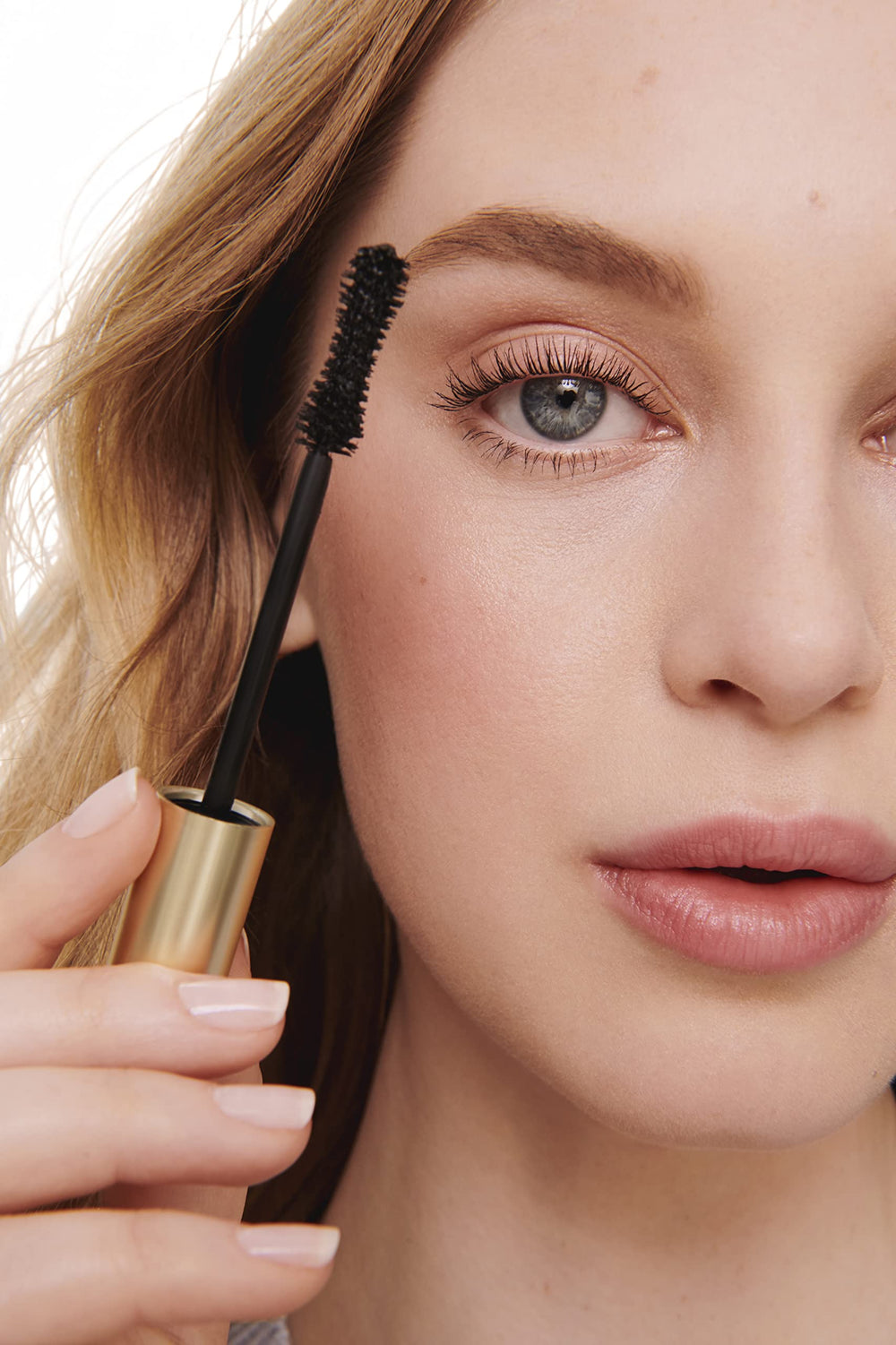 Jane Iredale Beyond Lash Mascara pigment noir intense pour un regard profond.