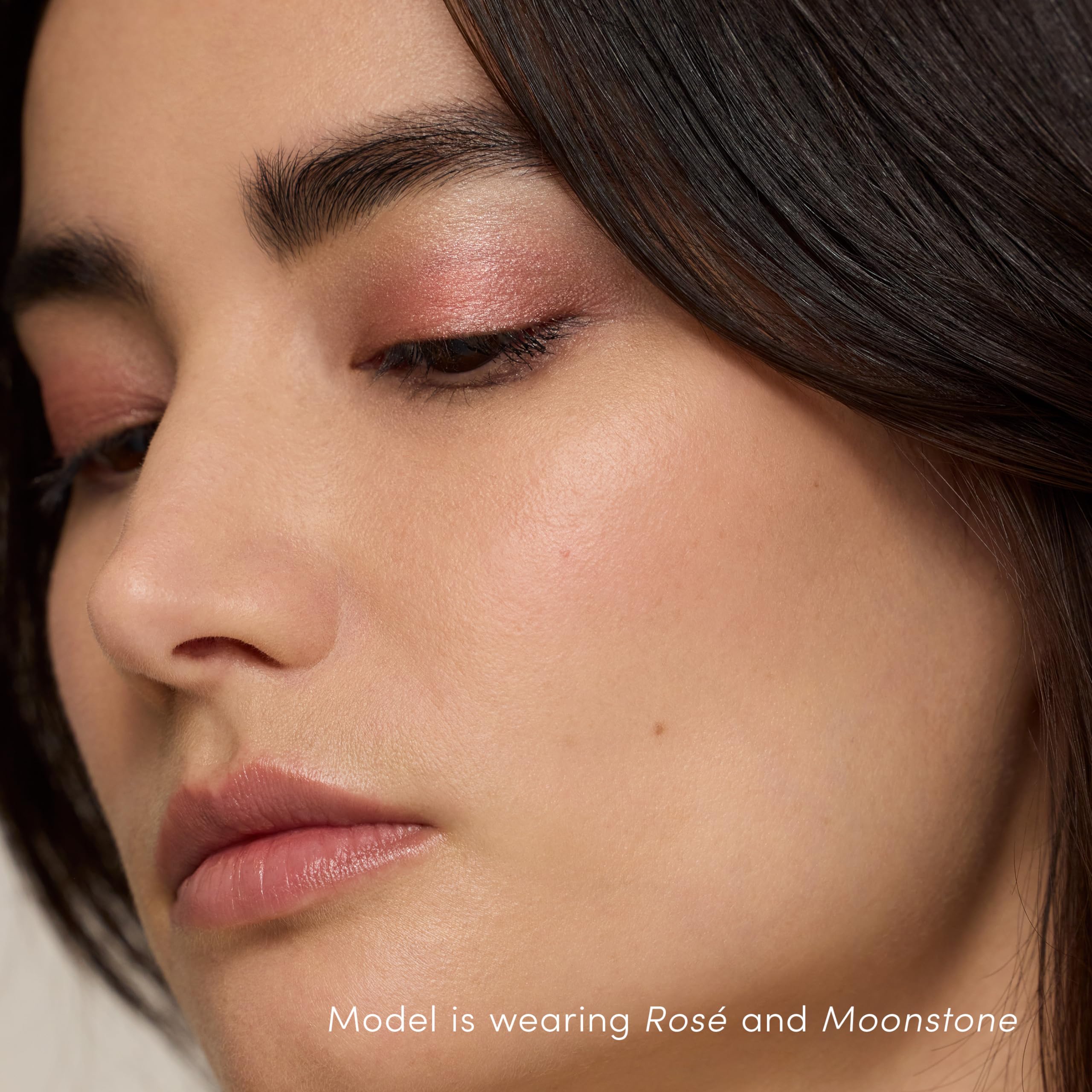 Finition veloutée et longue tenue du ColorLuxe Eye Shadow Stick sans bavure.