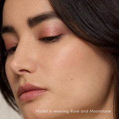 Finition veloutée et longue tenue du ColorLuxe Eye Shadow Stick sans bavure.