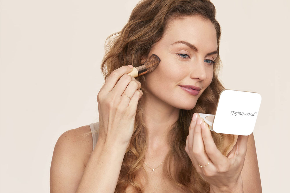 Jane Iredale PurePressed Base contient des antioxydants pour protéger la peau.