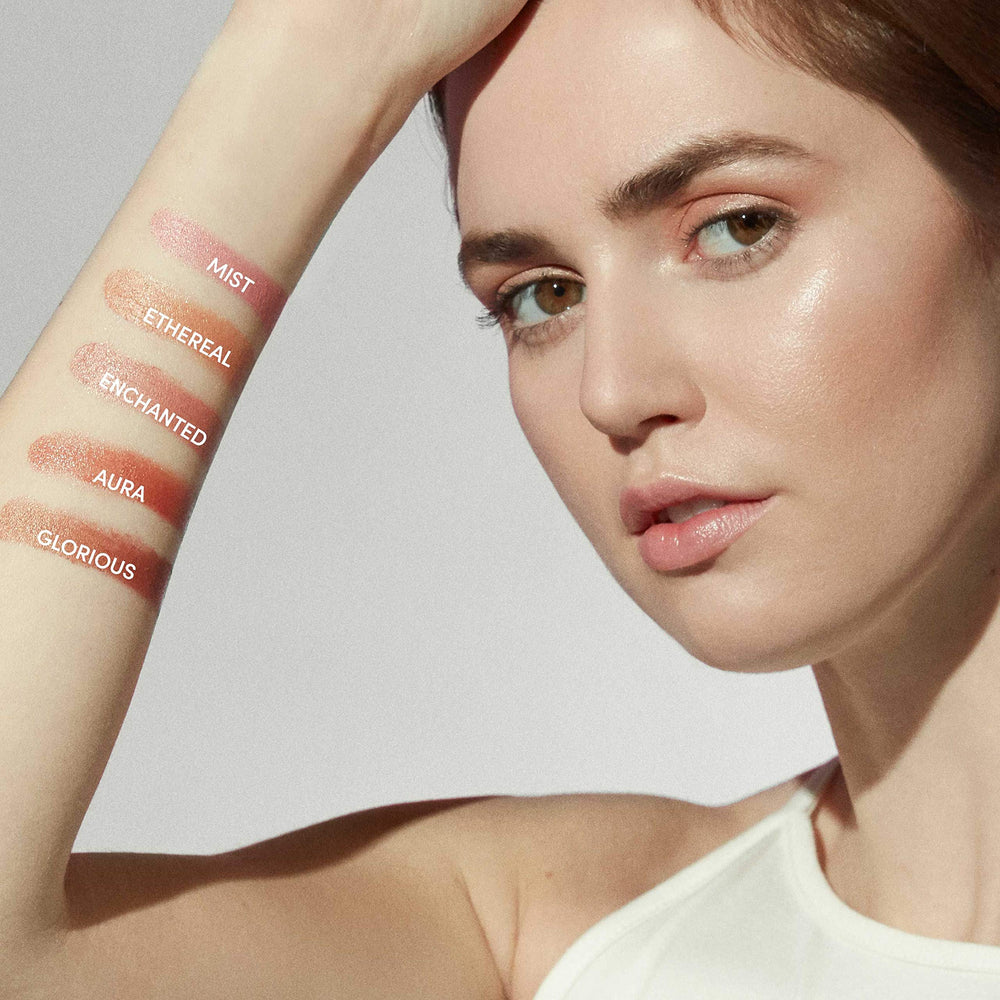 Joues et lèvres embellis par Glow Time Blush Stick