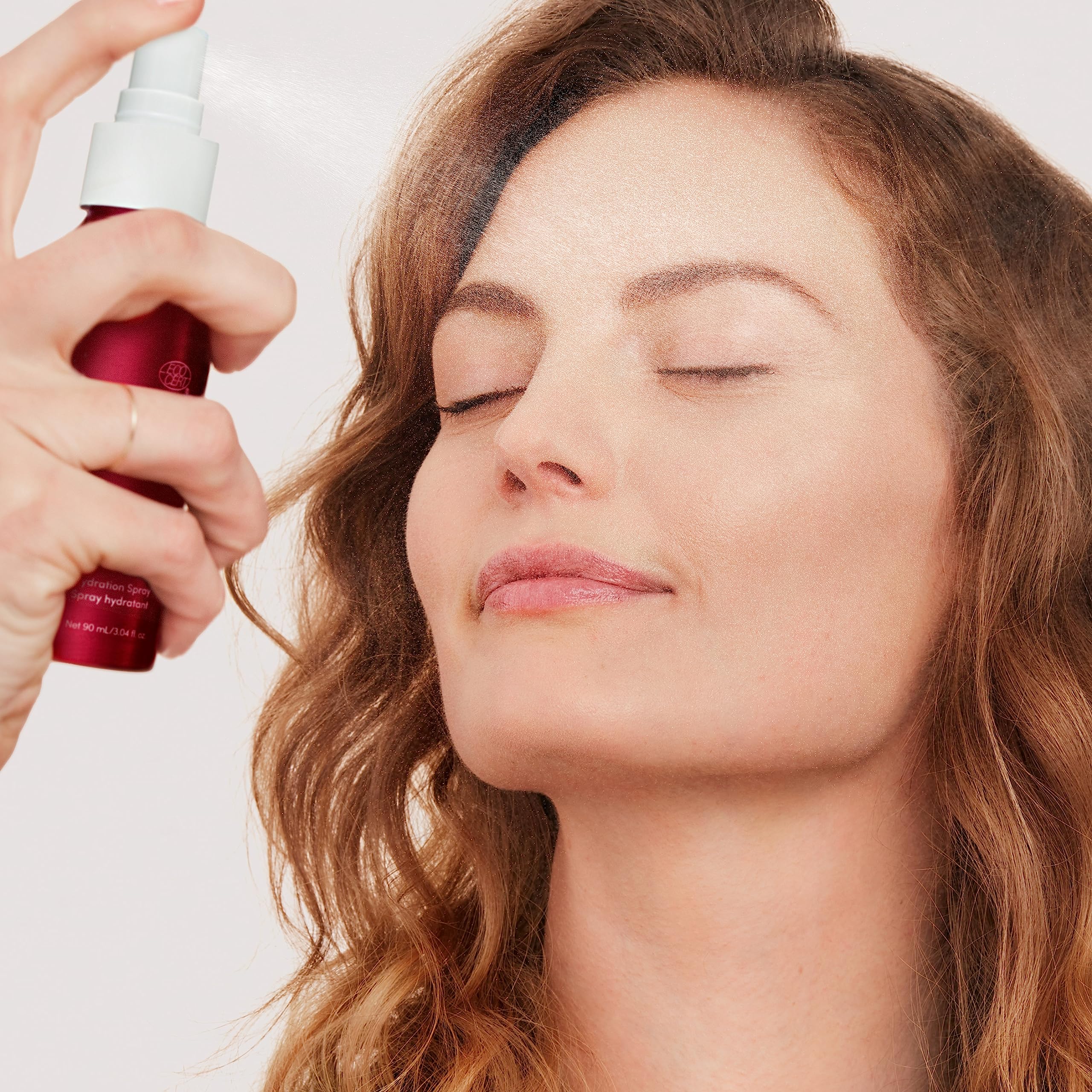 Pinceau maquillage humide POMMISST pour un trait d'eyeliner plus net.