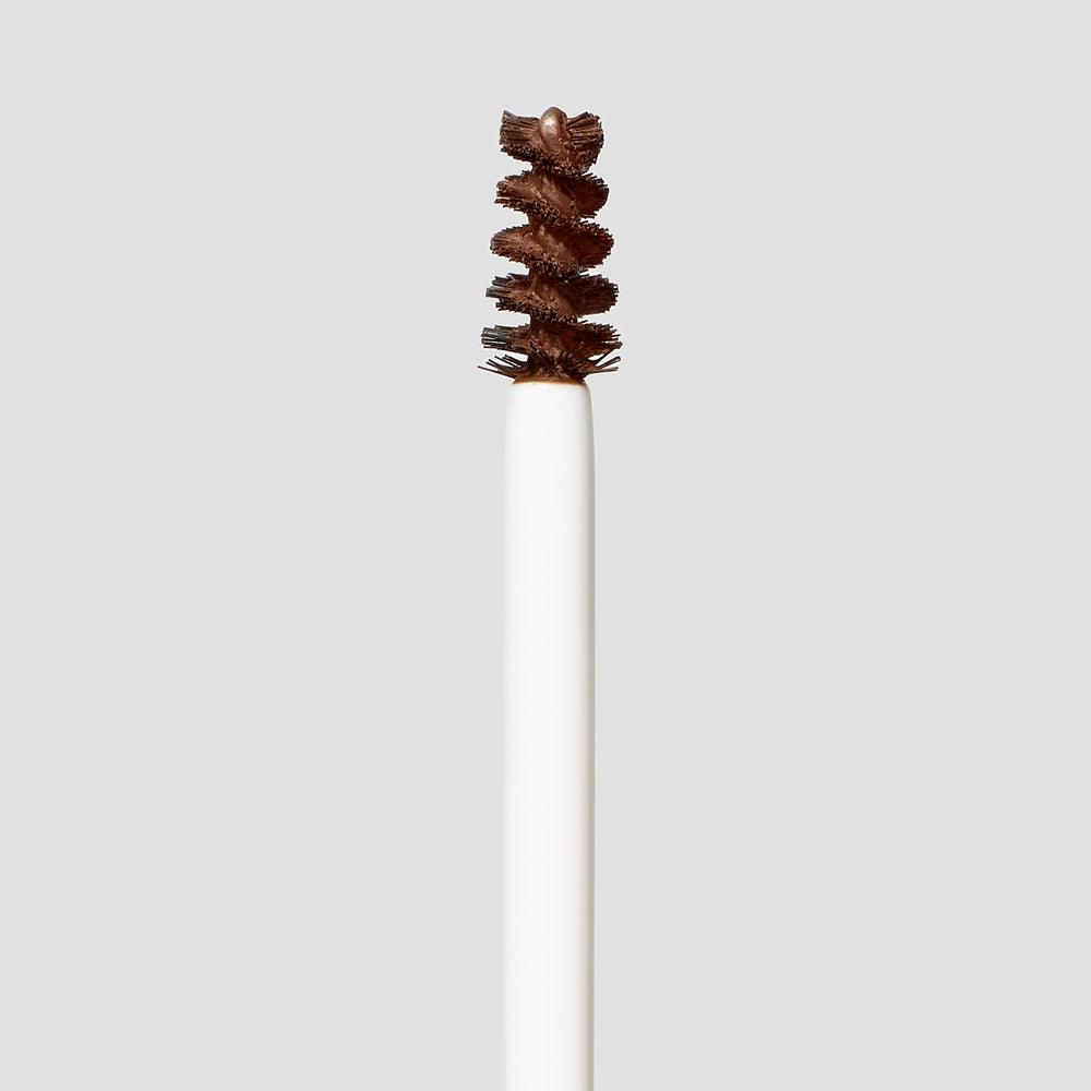 Application précise du gel PureBrow sur les sourcils Ash Blonde.