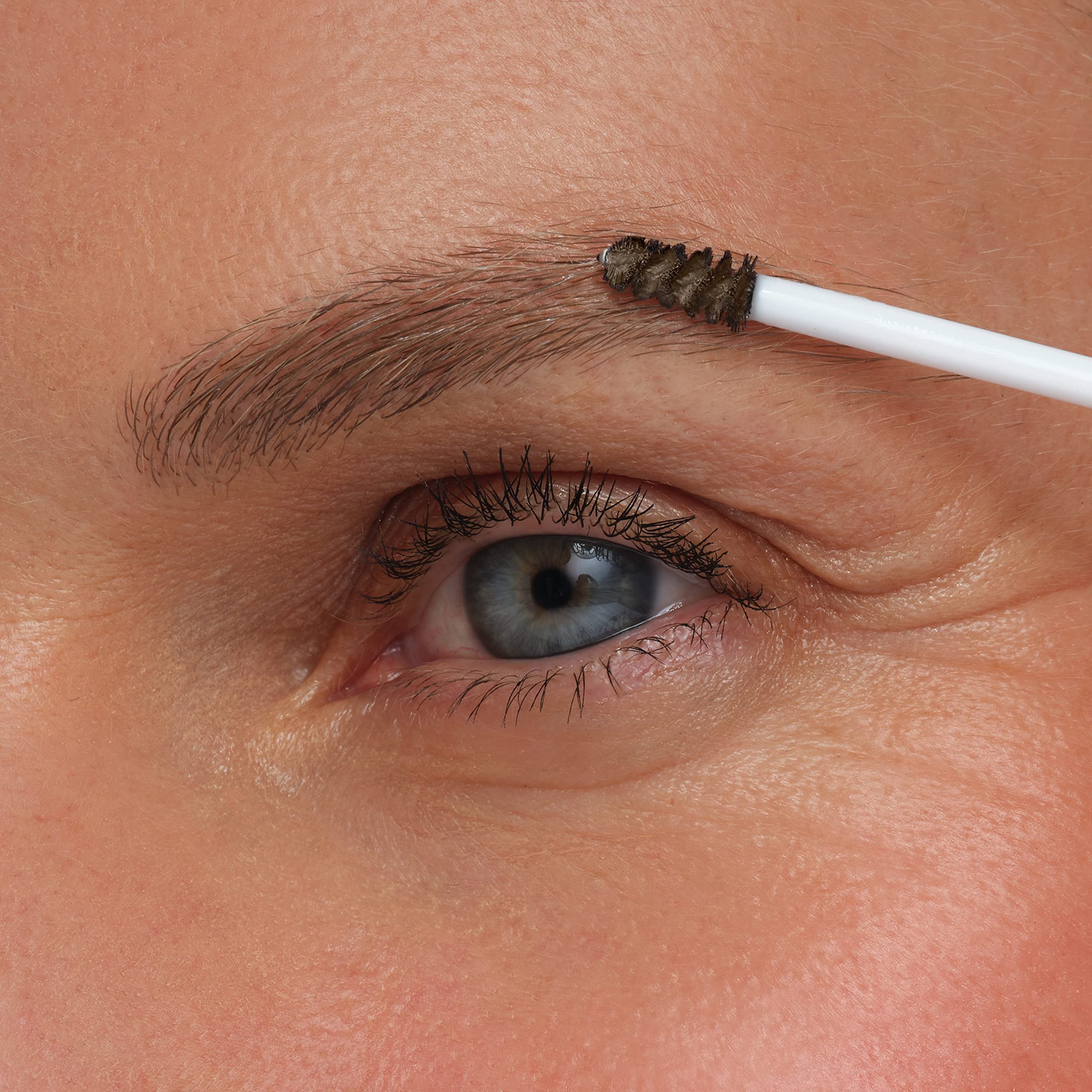 Teinte Ash Blonde du gel pour sourcils avec équilibre des poils.