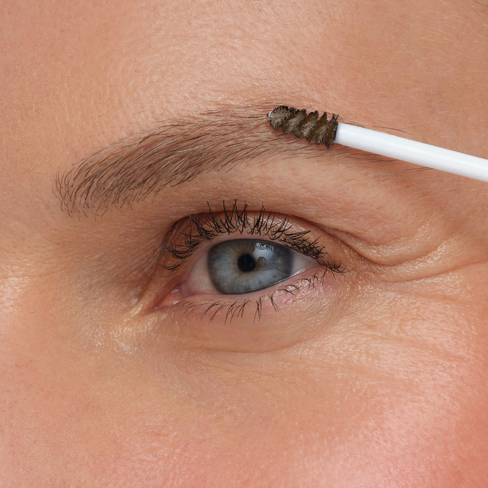 Teinte Ash Blonde du gel pour sourcils avec équilibre des poils.