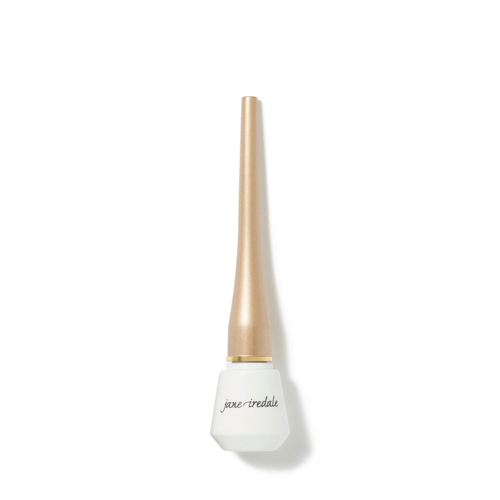 Jane Iredale trait yeux liquide noir en application pour une définition précise