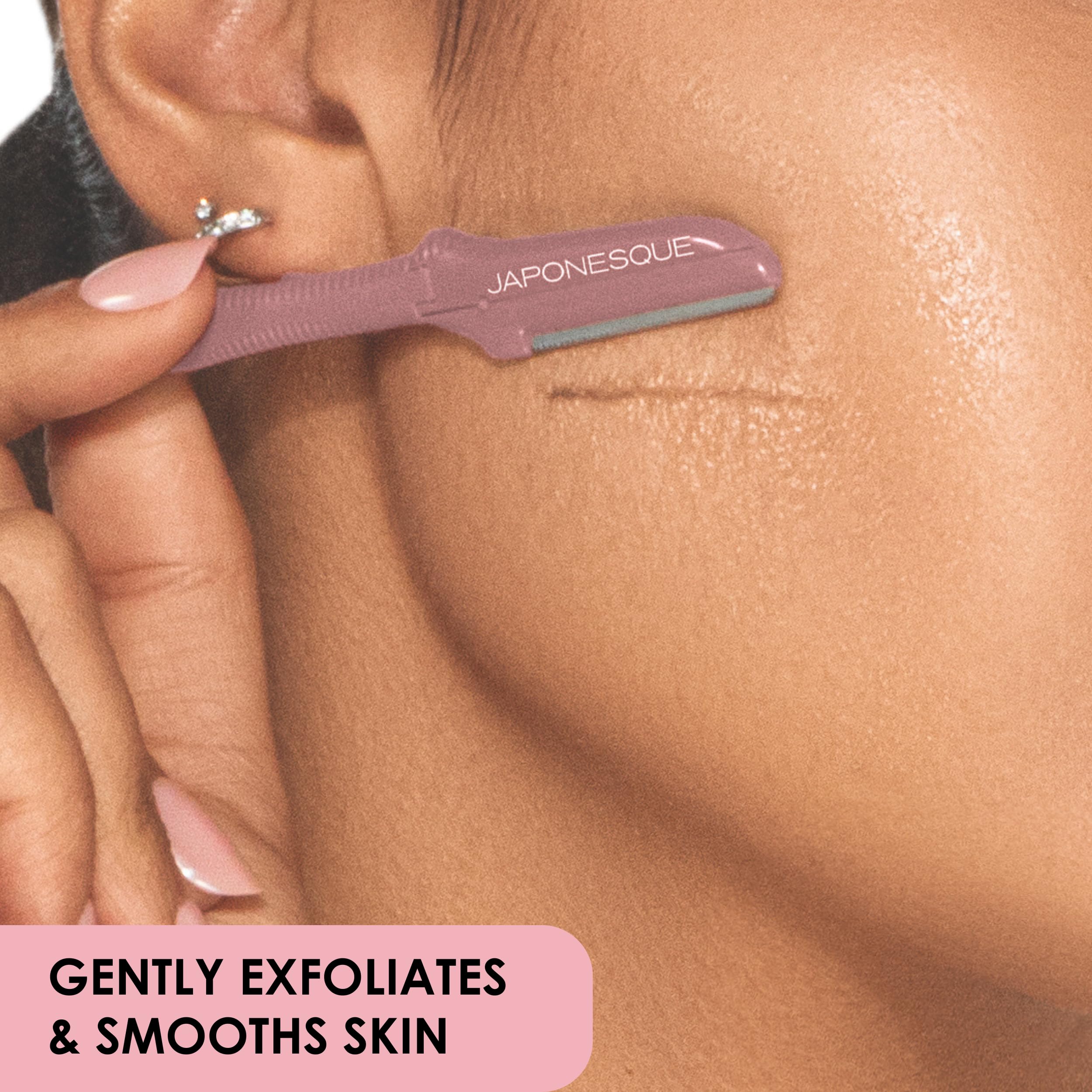 Utilisation sur le visage du JAPONESQUE Dermaplaner avec exfoliation douce