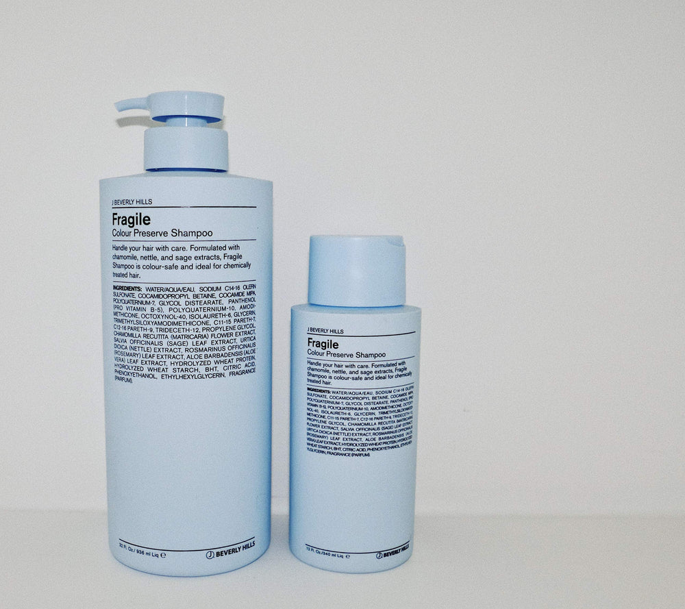 J Beverly Hills Blue Fragile: gros plan sur le flacon bleu.