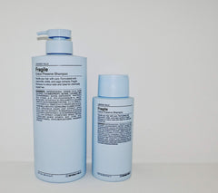 J Beverly Hills Blue Fragile: gros plan sur le flacon bleu.