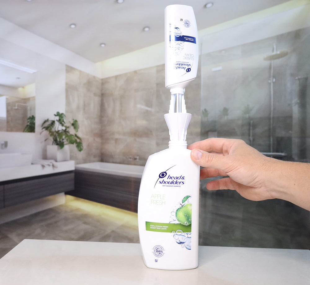 Connecteur de transfert JCK Innovations Every Drop en action entre deux bouteilles.