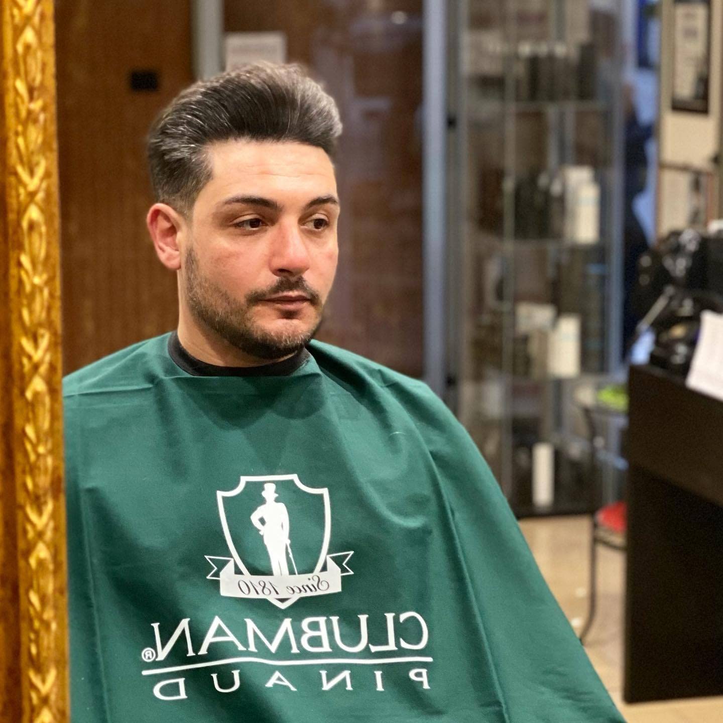 Massage du cuir chevelu aide à démêler et styliser.