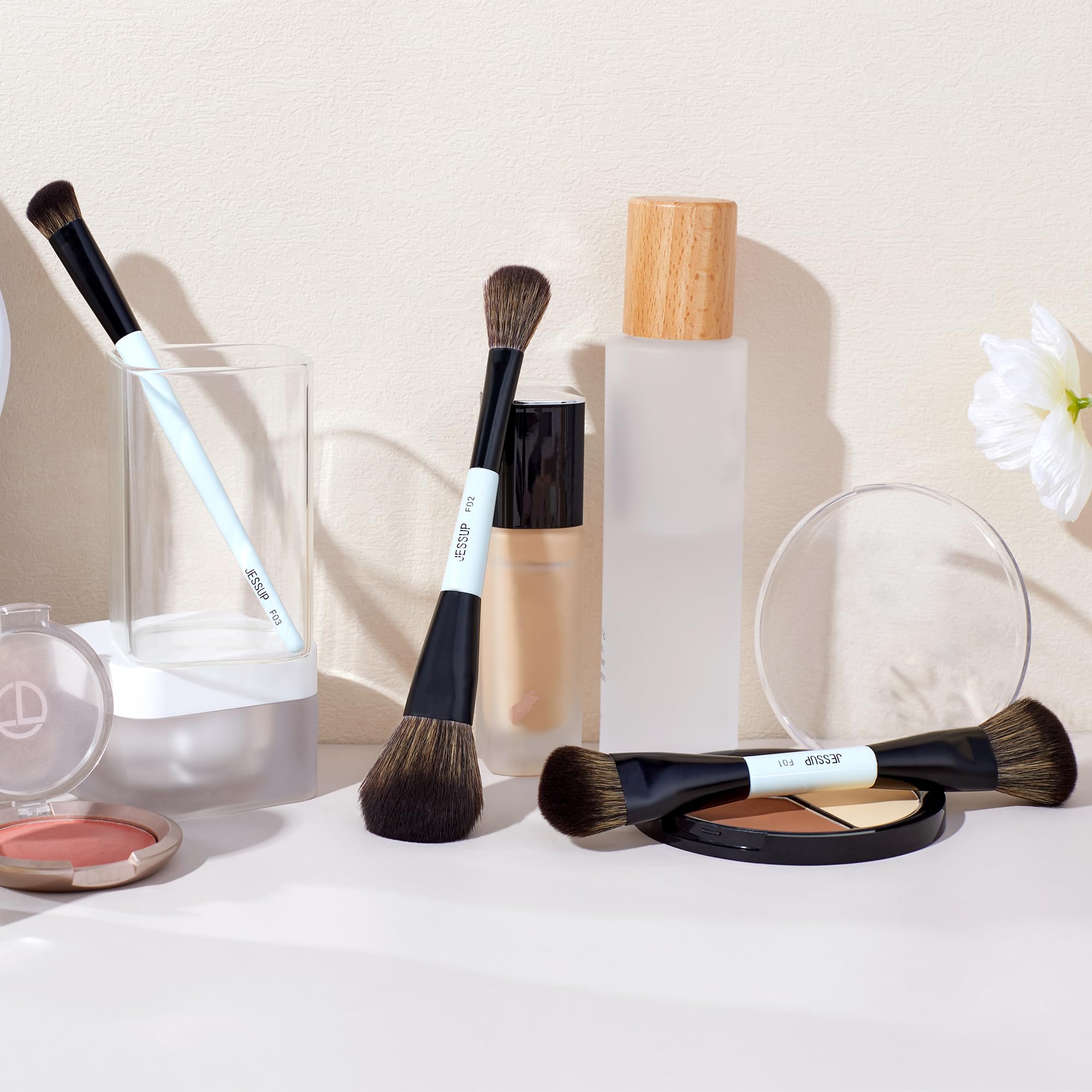Application precision avec Jessup bleu, fini impeccable et naturel