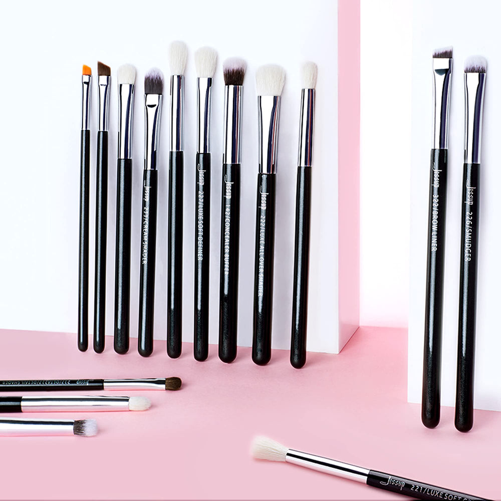 Utilisation pro et débutants avec les pinceaux Jessup pour maquillage quotidien.