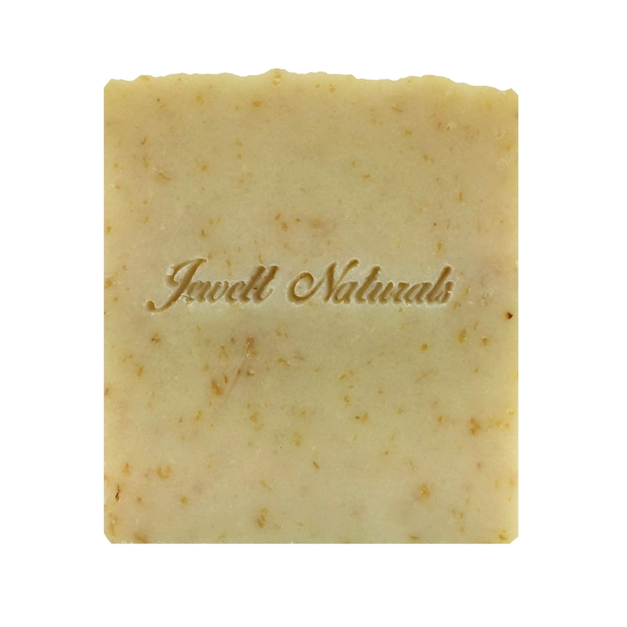Mousse généreuse du savon Jewett Naturals pendant l’utilisation