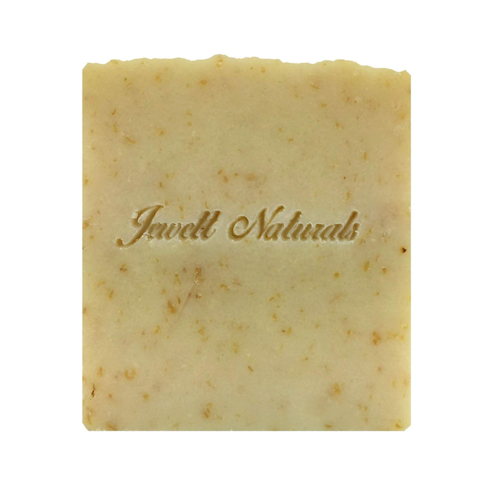 Mousse généreuse du savon Jewett Naturals pendant l’utilisation