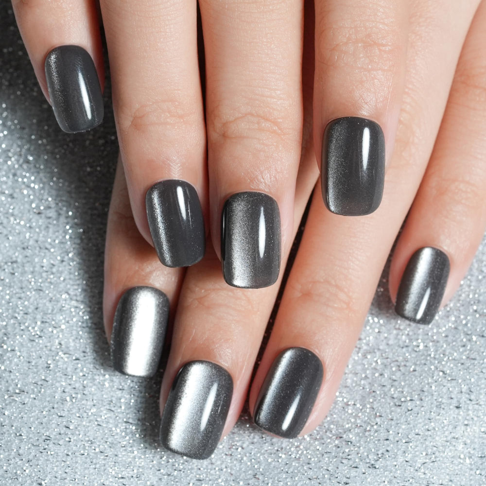 Ongles Jofay Fashion à effet œil de chat gris courts, look élégant en minutes.