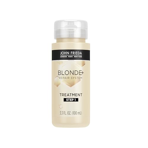John Frieda Blonde+ Pré-Shampooing, texture onctueuse en gros plan, prépare les cheveux blonds avant le soin.