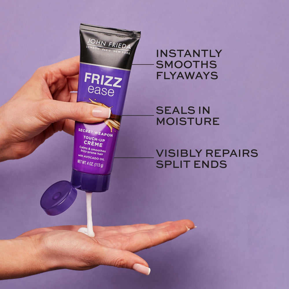 Application sur cheveux humides avec la crème Frizz Ease Secret Weapon