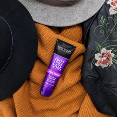 John Frieda Frizz Ease Secret Weapon Crème, contrôle du frizz et finition lisse et durable.