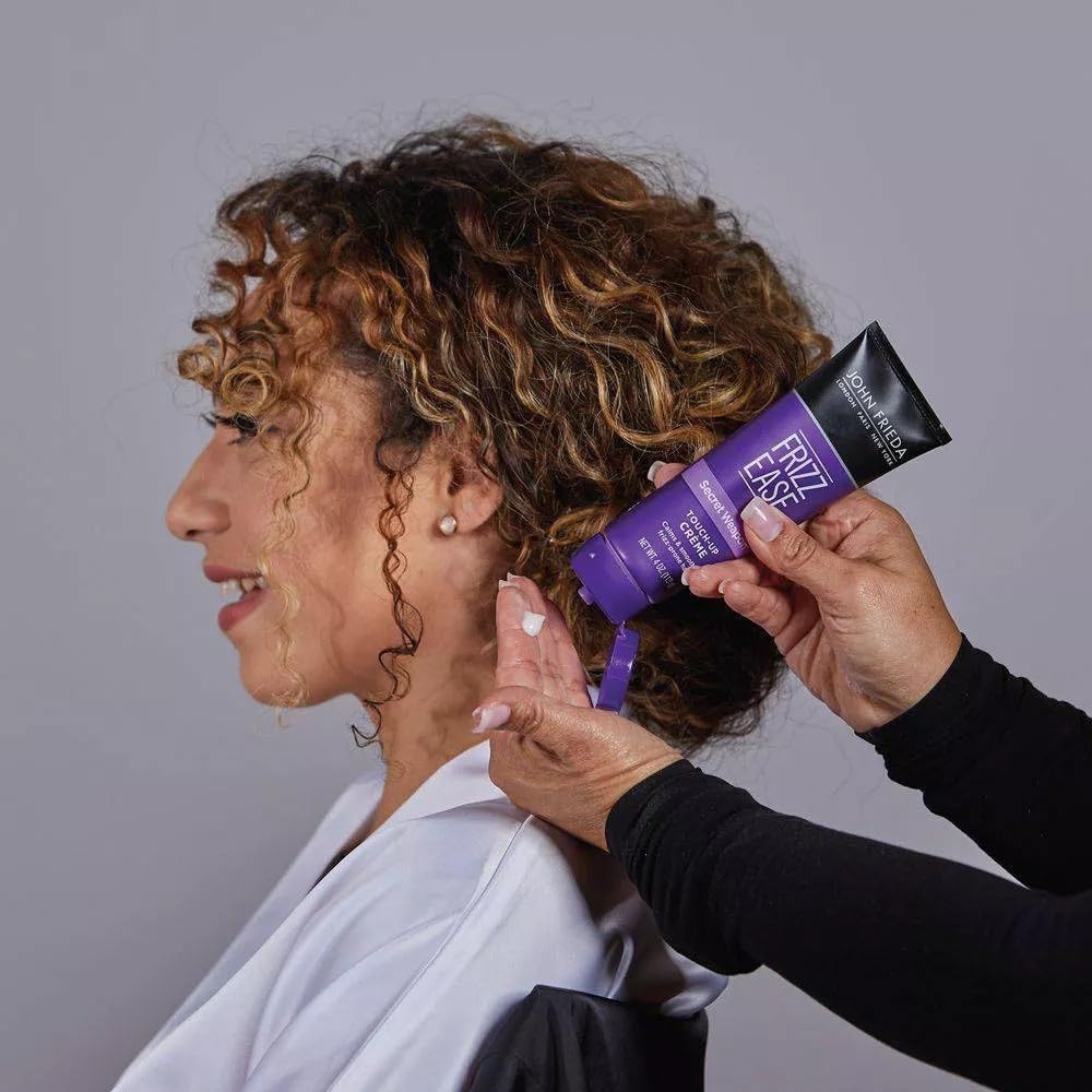 John Frieda Frizz Ease Secret Weapon Crème, utilisation quotidienne facile pour un look soigné.