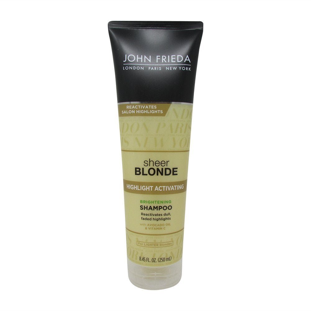 Shampooing John Frieda Sheer Blonde, verse-de-bouteille, révèle des reflets blonds lumineux et naturels.
