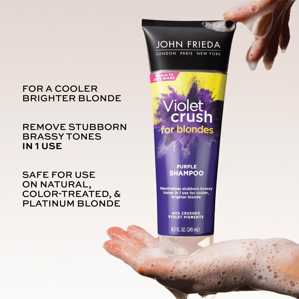 John Frieda Violet Crush, flacon près du miroir neutralisant les tons jaunis des blondes.