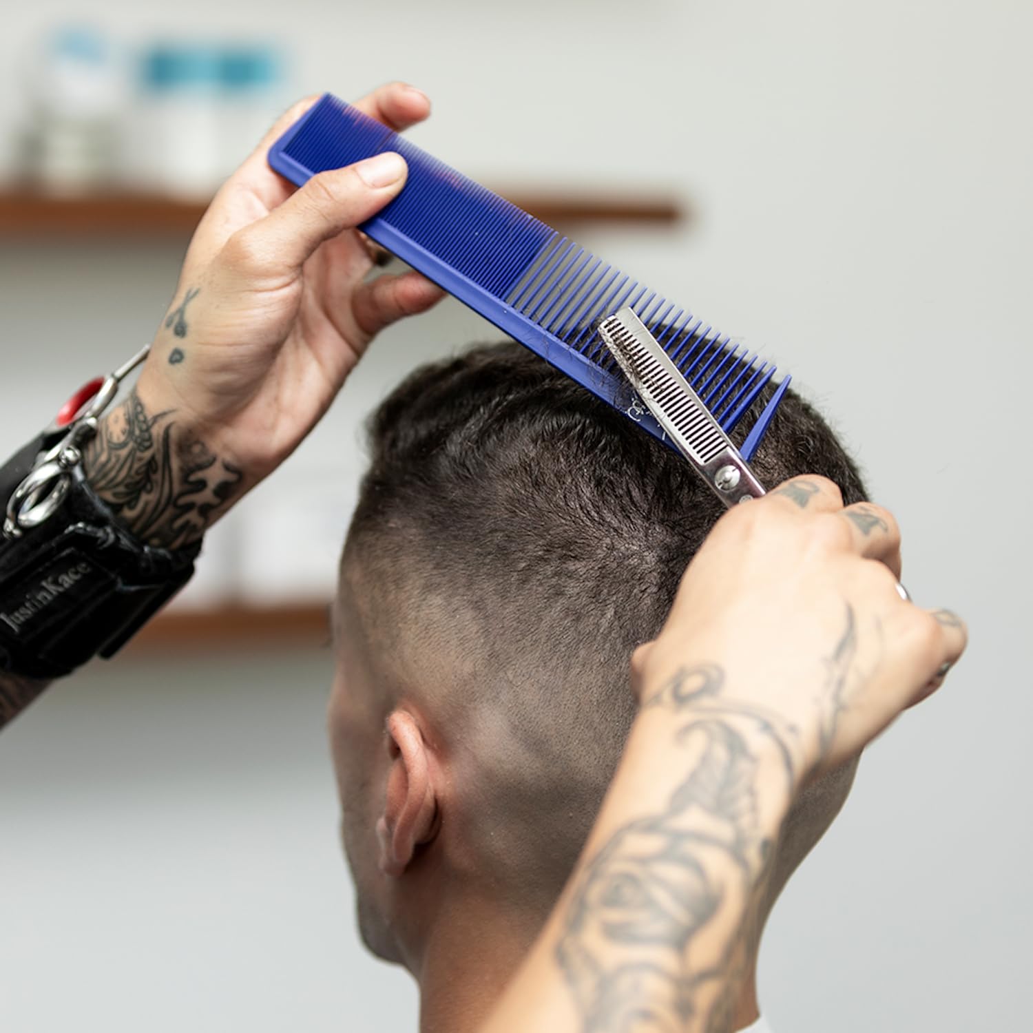 JOHNNY B. peigne carbone bleu design professionnel pour coiffage précis.