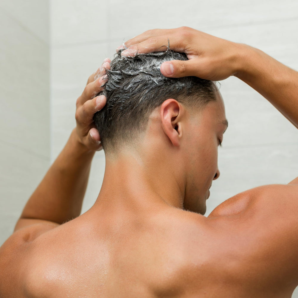 JOHNNY B. shampooing croissa nce cheveux, démonstration mains utilisation et cheveux propres