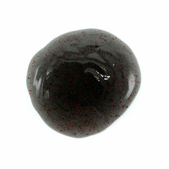 Johnny Slicks Gel Douche expose grains de noix et jojoba pour exfolier en douceur.