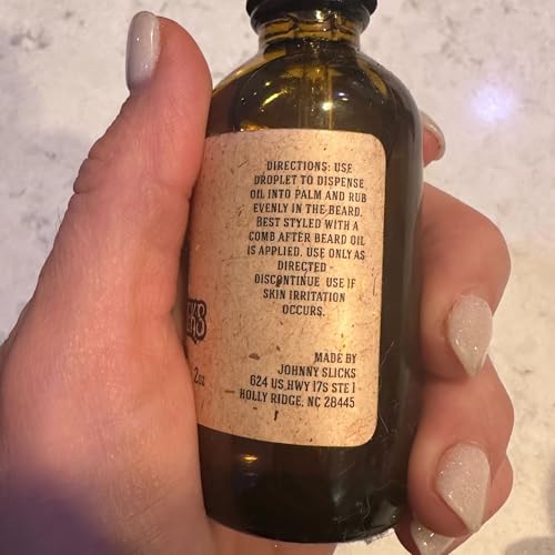Ingrédients naturels Johnny Slicks huile barbe affichés, soin nourrissant pour poils et peau.