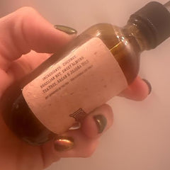 Massage des mains avec l'huile barbe Johnny Slicks, peau hydratée et douce.