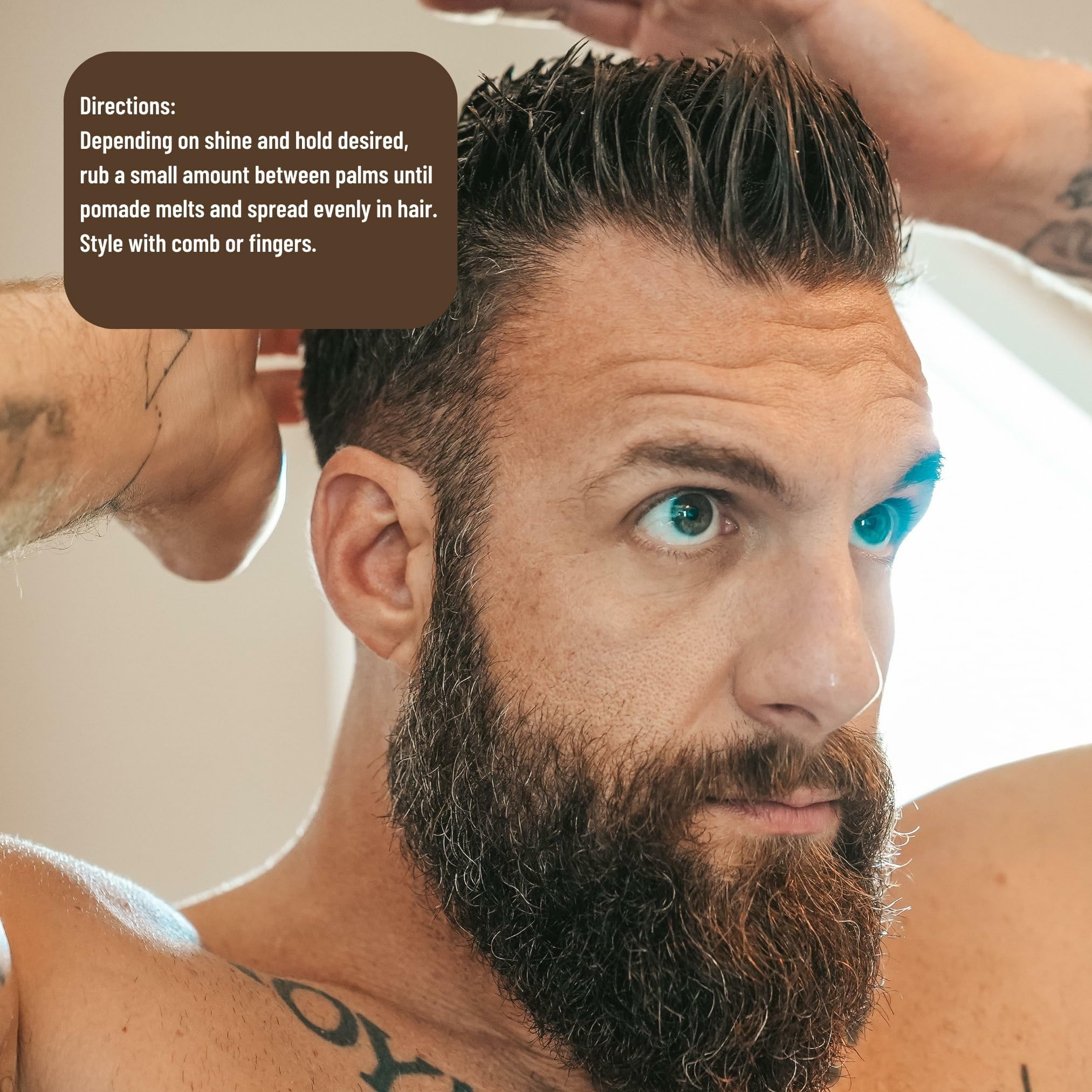 Cheveux en cours de coiffage avec Johnny Slicks Originale pour un style durable.