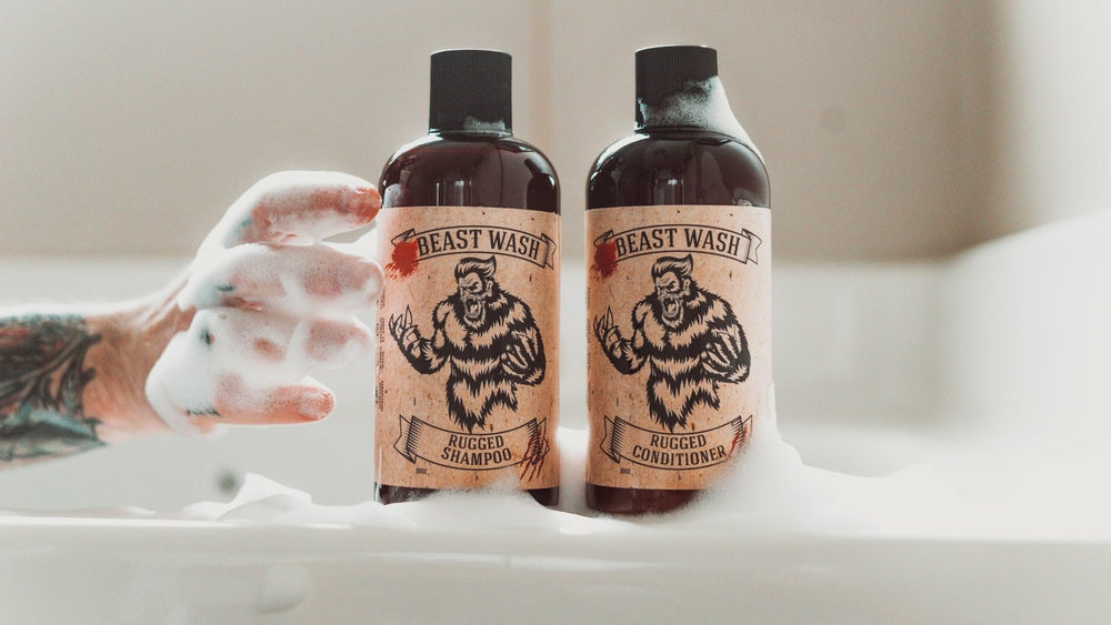 Johnny Slicks Shampoo mousse riche pour nettoyer sans agresser le cuir chevelu.