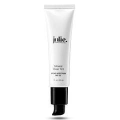 Jolie Mineral Sheer Tint application: texture légère et couvrance modulable.