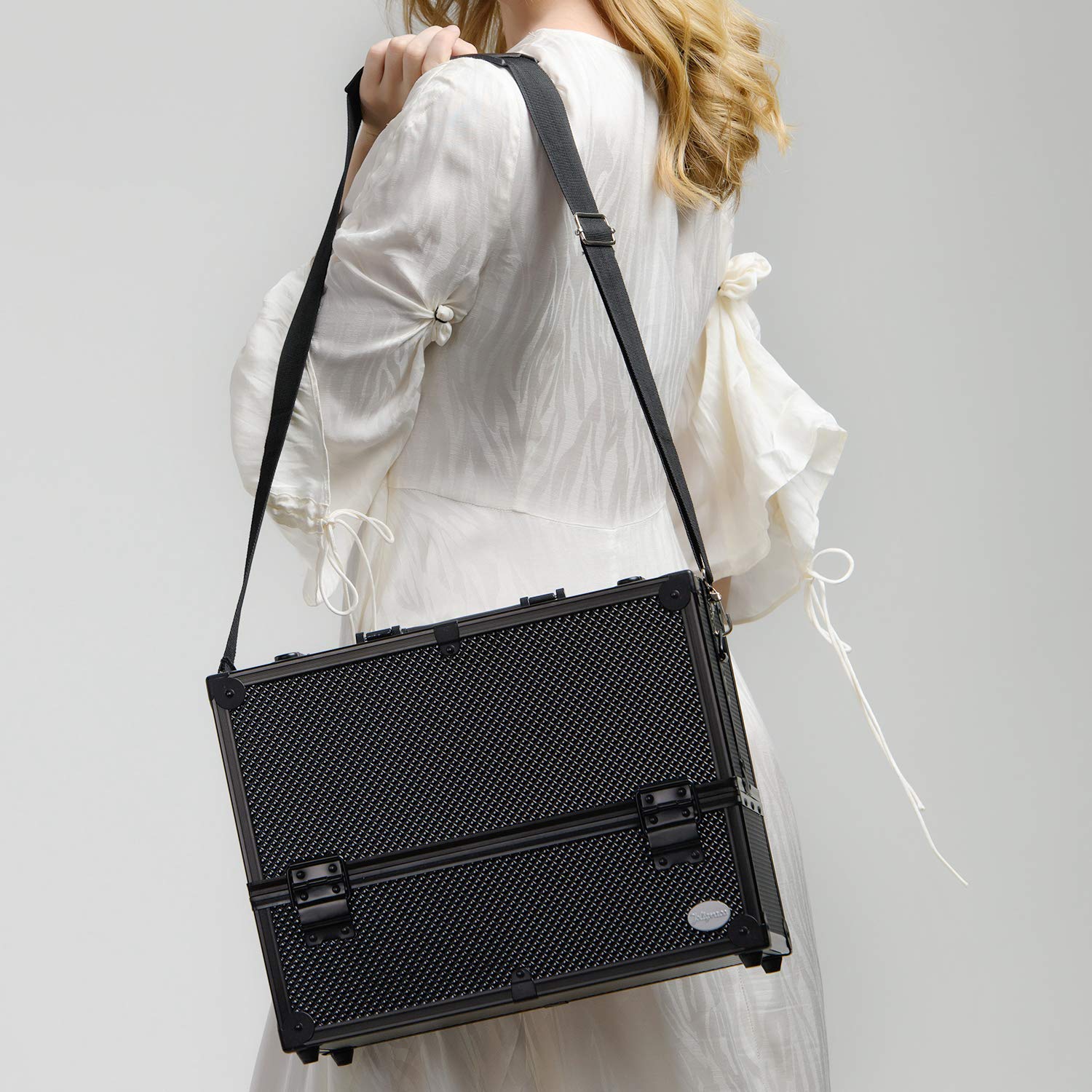 Joligrace valise maquillage pro transport sécurisé grâce à sa serrure.