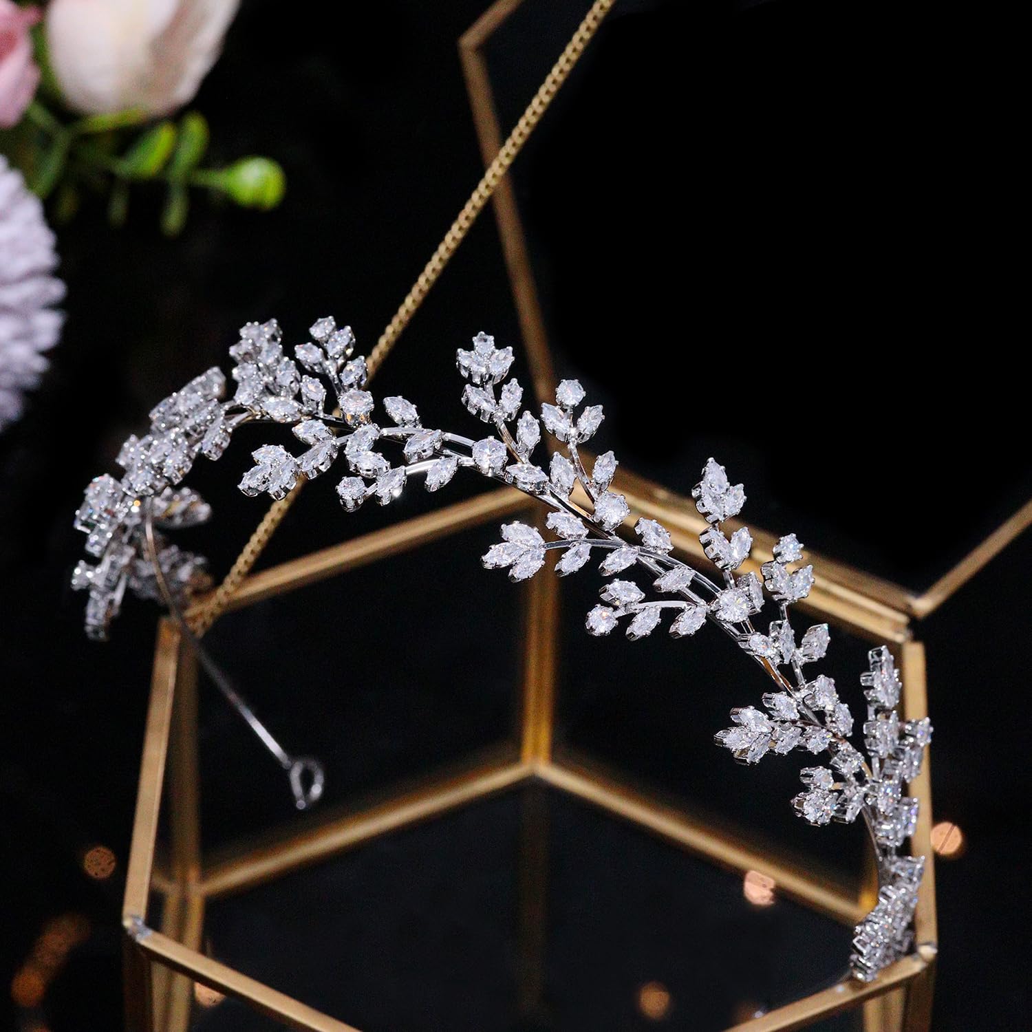 Accessoire mariage Jorsnovs diadème, complète parfaitement une tenue festive.