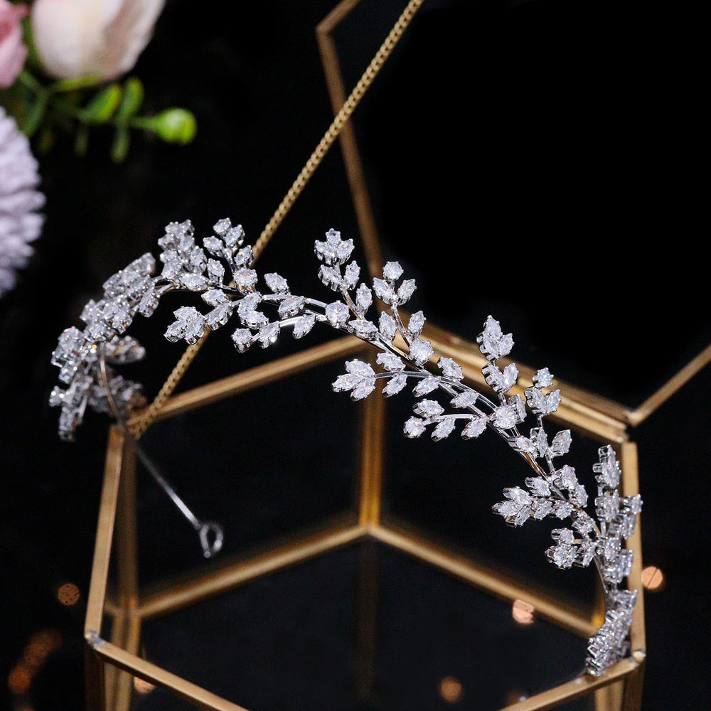 Accessoire mariage Jorsnovs diadème, complète parfaitement une tenue festive.