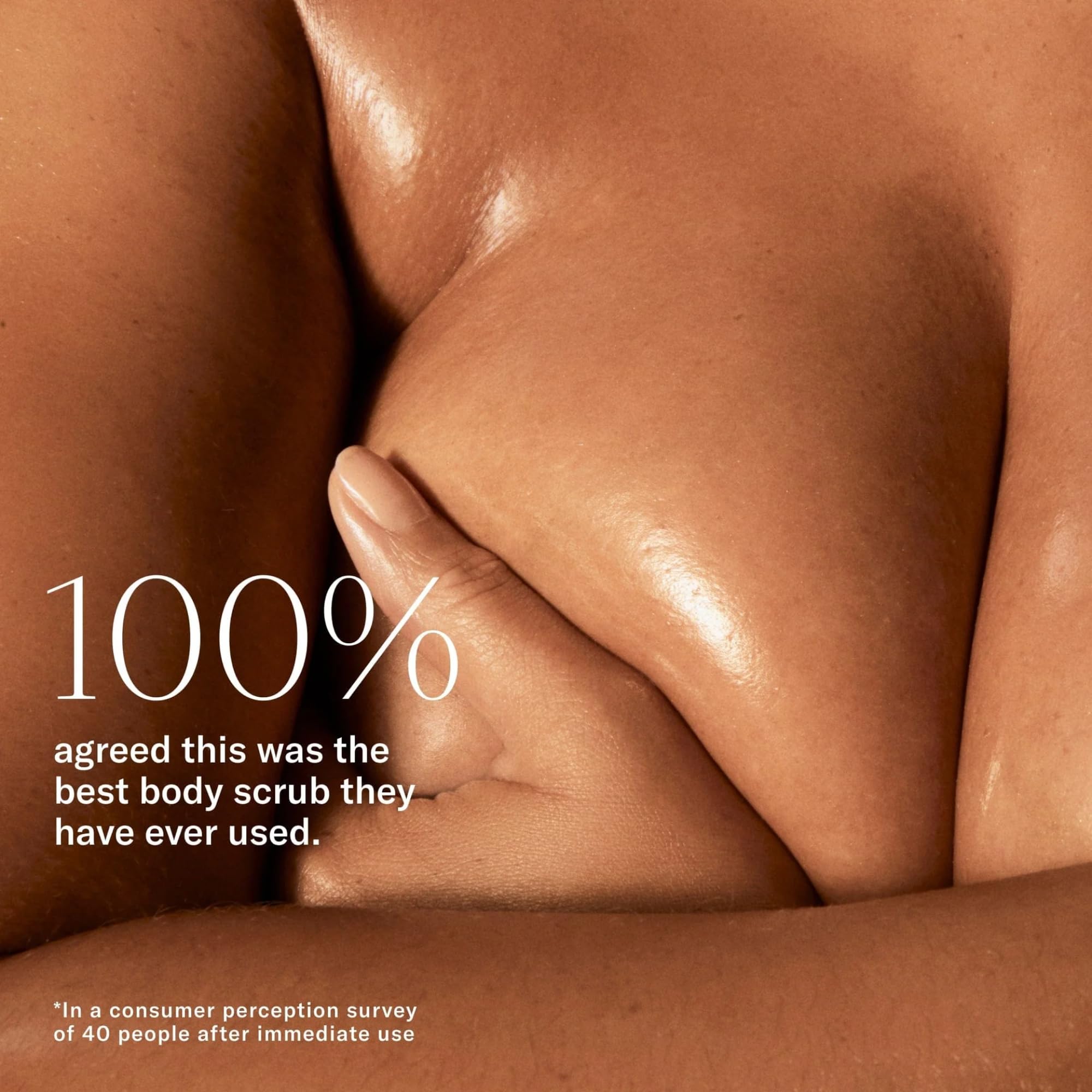 Josie Maran utilisation massage corps : expérience sensorielle apaisante.
