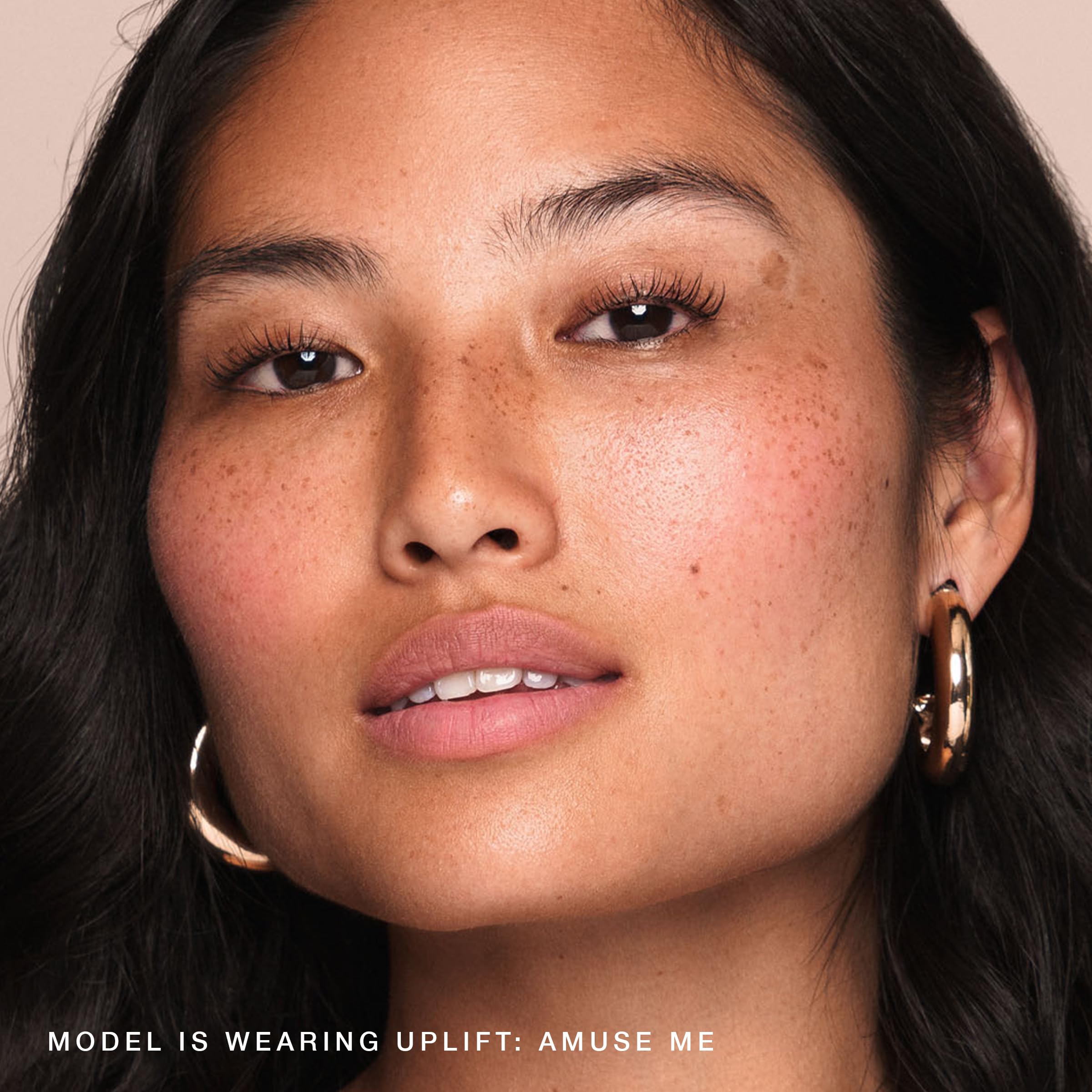 Application doigts Jouer Blush & Bloom teint homogène.