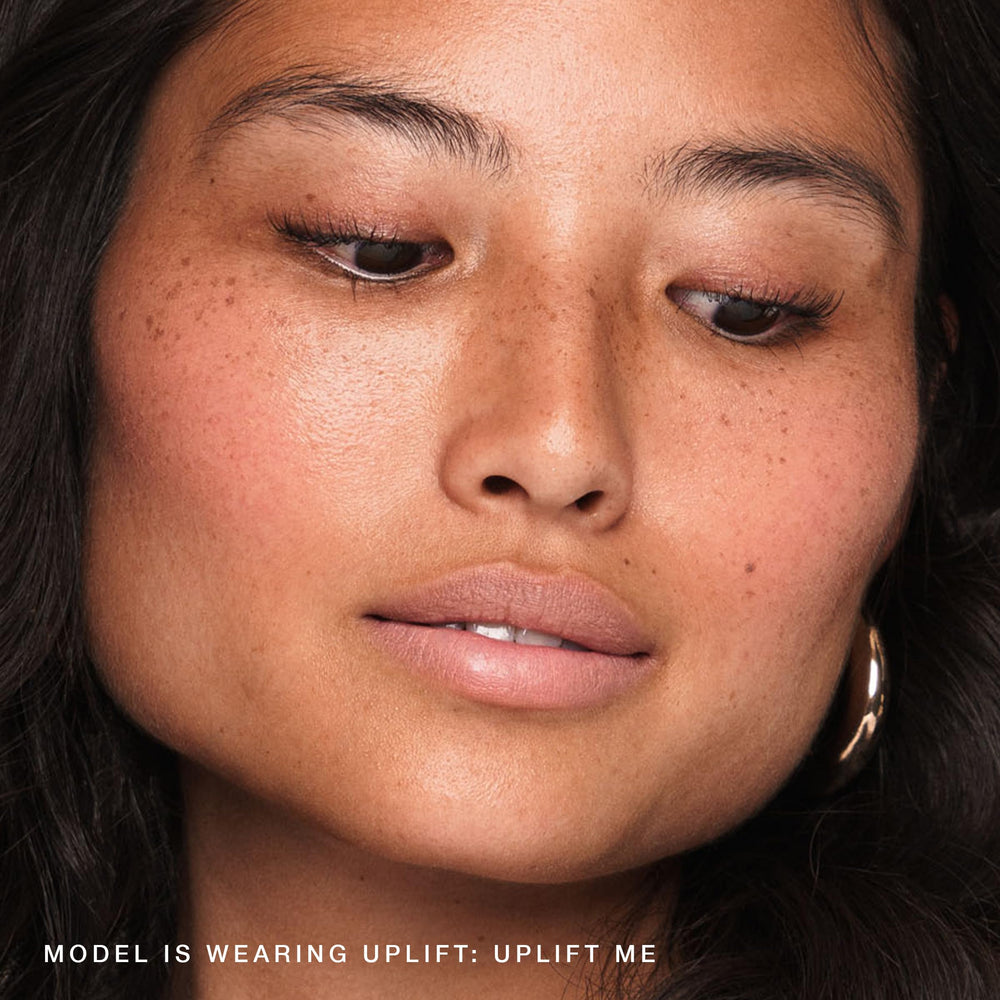 Texture creme veloutee Jouer Blush & Bloom sur la peau.
