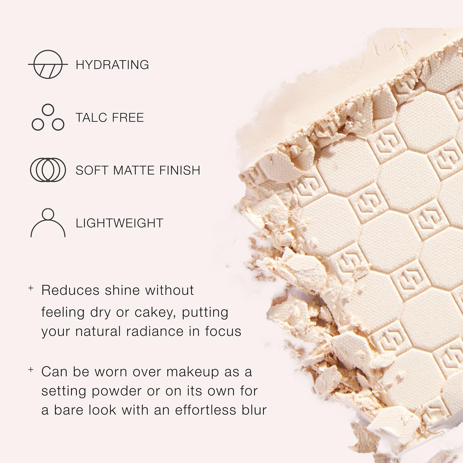 Jouer Flou Doux Poudre Pressée : réduction de la brillance sur la zone-T pour un aspect frais.