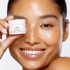 Jouer Luminize appliquez avec les doigts chauds pour une absorption optimale.