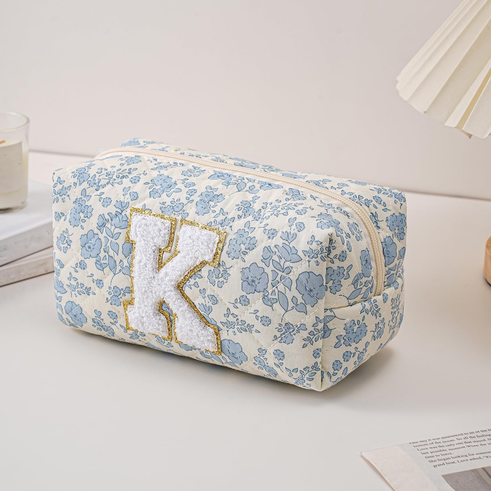 Etui beauté compact JOVAKIT alphabet bleu fleuri, rangement facile lors de déplacements.
